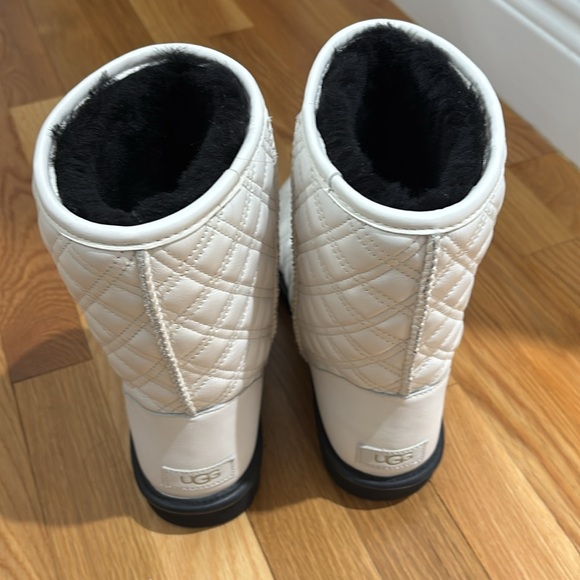 UGG classic short white genuine leather shearling lined quilted boots in size 9 - Picture 4 of 5
